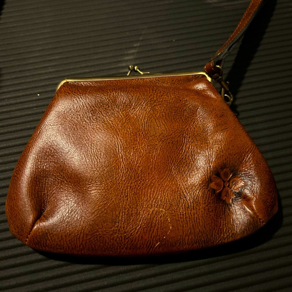 PATRICIA NASH Burnished
Tooled Gold SAVENA Kisslock
Leather Clutch Bag